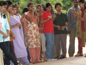 Tracy Lee Stum - India workshop, Hyderabad; Students and professors viewing the painting