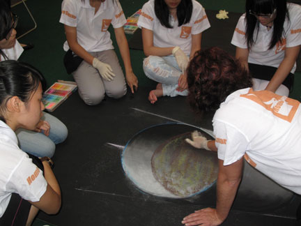 3D Chalk Art in Hong Kong at Student Workshop | Tracy Lee Stum